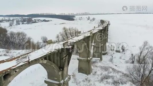 老铁路渡槽，石桥.. 雪，冬天的时候。 空中，直升机射击视频