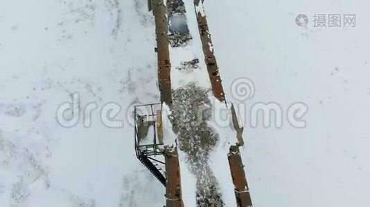 老铁路渡槽，石桥.. 雪，冬天的时候。 空中，直升机射击视频