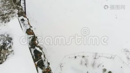 老铁路渡槽，石桥.. 雪，冬天的时候。 空中，直升机射击视频