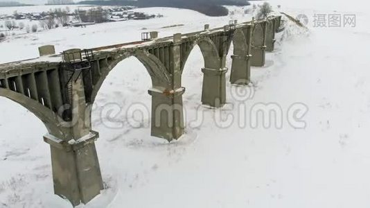 老铁路渡槽，石桥.. 雪，冬天的时候。 空中，直升机射击视频