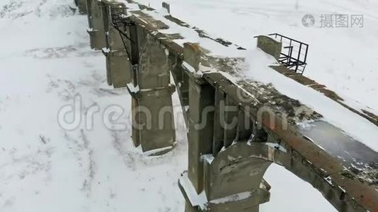 老铁路渡槽，石桥.. 雪，冬天的时候。 空中，直升机射击视频