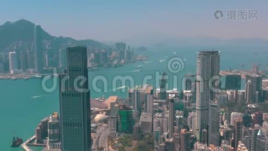 香港-2018年5月：从九龙区侧面鸟瞰维多利亚湾，4k。海滨摩天大楼。视频