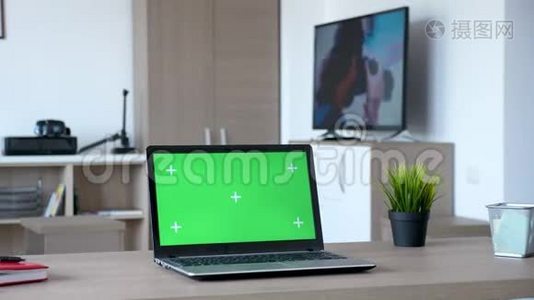 客厅有绿色屏幕的笔记本电脑视频