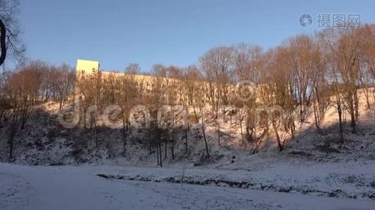 冬季漫步维特布斯克市，沿着维塔河视频