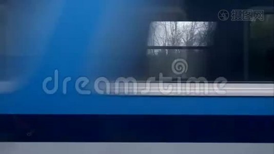 从列车窗口水平移动视频