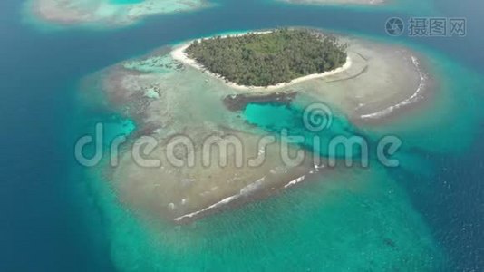 空中：飞越热带岛屿白色海滩加勒比海绿松石水珊瑚礁。 印度尼西亚苏门答腊巴尼亚克群岛。 导游视频