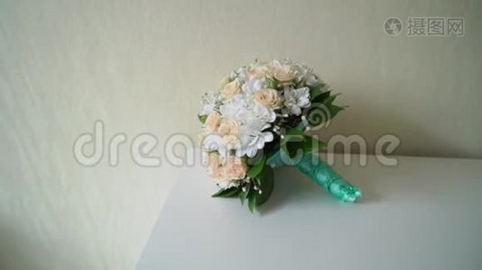 新娘花束。 白色和粉红色的玫瑰视频
