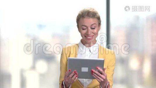 成功的商业女性使用数字平板电脑。视频