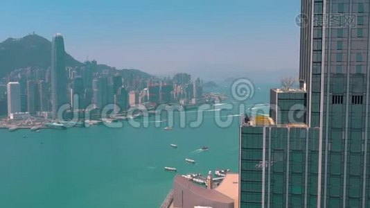 香港-2018年5月：从九龙区侧面鸟瞰维多利亚湾，4k。海滨摩天大楼。视频