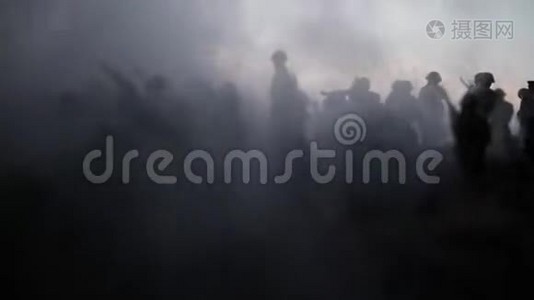 战斗现场。军事剪影战斗现场的战争雾天背景。世界大战士兵在云天线下面的剪影视频