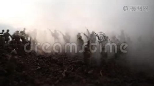 战斗现场。军事剪影战斗现场的战争雾天背景。世界大战士兵在云天线下面的剪影视频