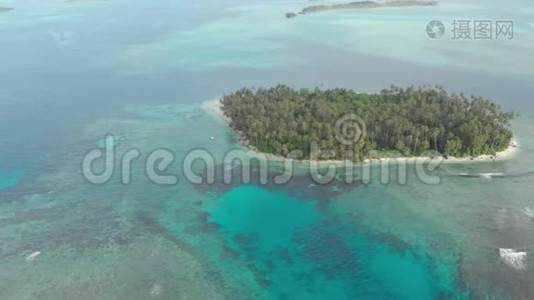 空中：飞越热带岛屿白色海滩加勒比海绿松石水珊瑚礁。 印度尼西亚苏门答腊巴尼亚克群岛。 导游视频