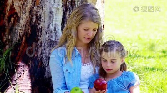 母女俩拿着苹果.视频