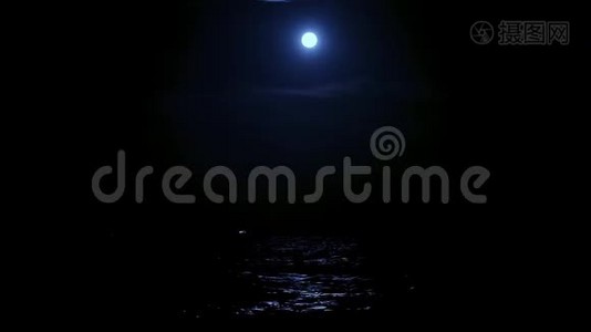 月亮在水上，月亮在水上，月亮在海上，月亮在夜空，夜空在一个水面上视频