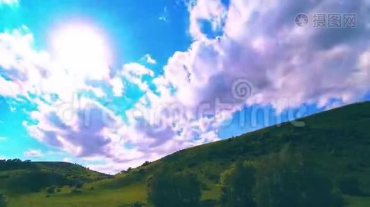 夏季4KU HD山草甸时间。 云，树，绿草和太阳光的运动..视频