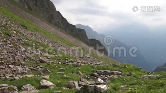 高山峰的陆地景观背景。 伯尼斯高地的Jungfrau。 阿尔卑斯山，旅游和冒险徒步旅行的概念视频