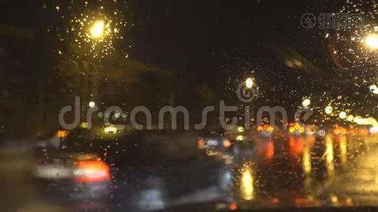 大暴雨期间城市高速公路上的夜间交通视频