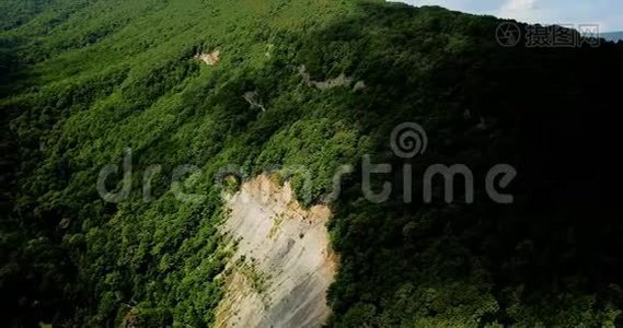 岩石地形的空中景观，背景是树木。视频