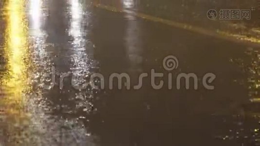 大暴雨期间城市高速公路上的夜间交通视频