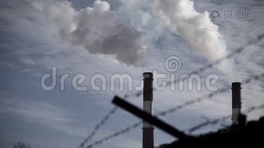烟从烟囱里冒出来。空气污染。生态学。基辅。乌克兰。视频