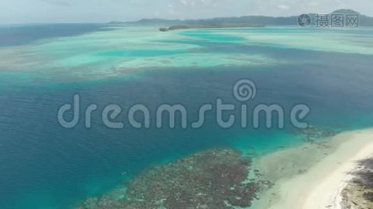 空中：飞越热带岛屿白色海滩加勒比海绿松石水珊瑚礁。 印度尼西亚苏门答腊巴尼亚克群岛。 导游视频