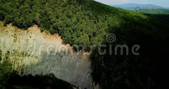 岩石地形的空中景观，背景是树木。视频