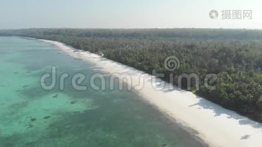 空中：飞越热带岛屿白色海滩加勒比海绿松石水珊瑚礁。 印度尼西亚苏门答腊巴尼亚克群岛。 导游视频