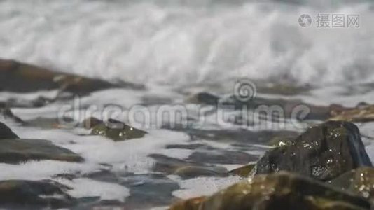 海浪拍打着海岸上的岩石视频