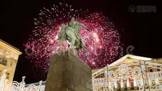 在莫斯科市中心的Tverskaya广场上燃放烟花。 尤里·多格鲁基纪念碑，俄罗斯视频