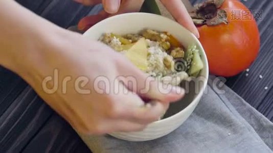 燕麦粥。 健康食品视频