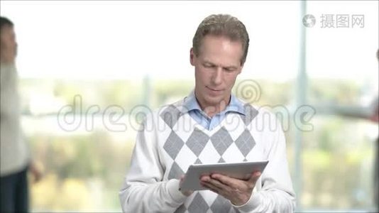 成熟的男人在电脑平板电脑上工作。视频