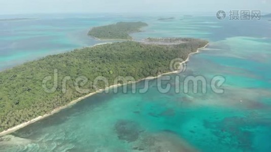 空中：飞越热带岛屿白色海滩加勒比海绿松石水珊瑚礁。 印度尼西亚苏门答腊巴尼亚克群岛。 导游视频