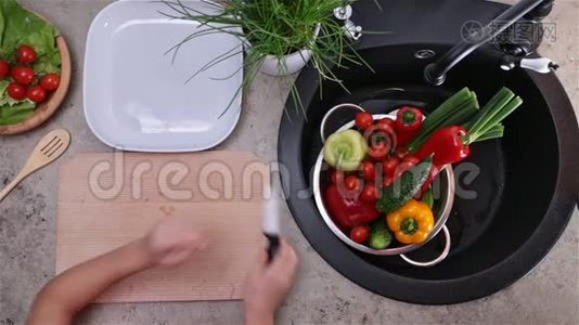 儿童手切黄瓜做蔬菜沙拉视频