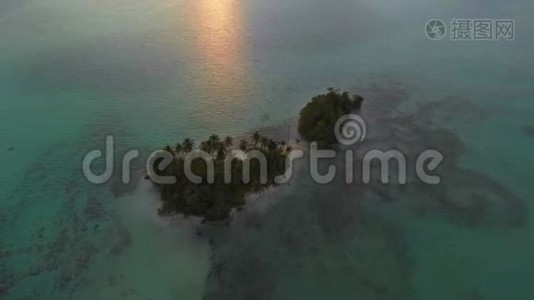 空中：飞越热带岛屿白色海滩加勒比海绿松石水珊瑚礁。 印度尼西亚苏门答腊巴尼亚克群岛。 导游视频