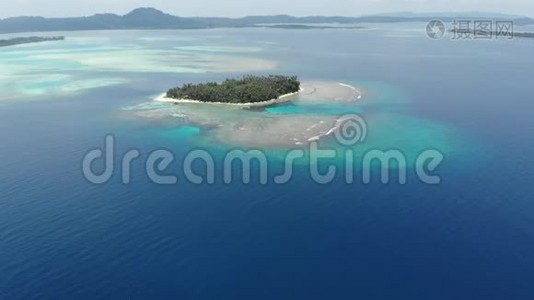 空中：飞越热带岛屿白色海滩加勒比海绿松石水珊瑚礁。 印度尼西亚苏门答腊巴尼亚克群岛。 导游视频