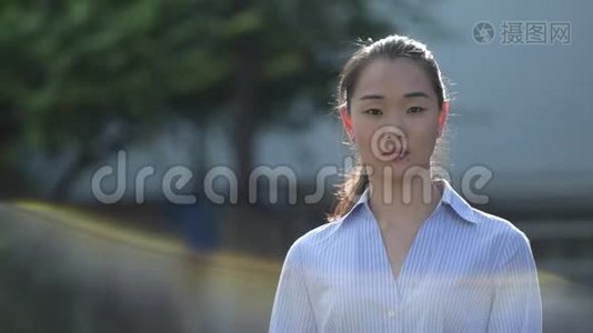 年轻快乐美丽的亚洲商人户外视频