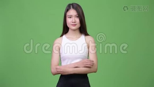 年轻漂亮的亚洲商人双臂交叉视频