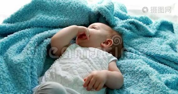 可爱的女婴躺在床上视频