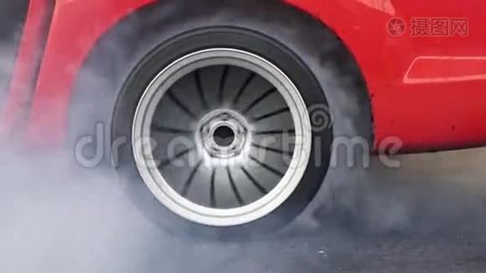 拖拽赛车烧轮胎备战比赛视频