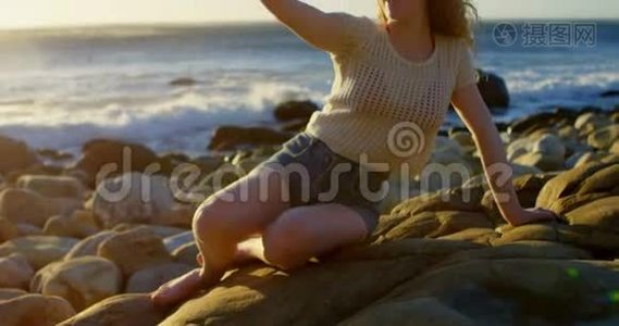 女人在海滩上用手机自拍4k视频