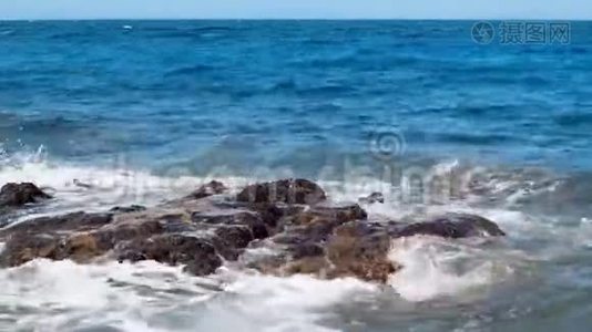 美丽的岩石海岸和海浪视频