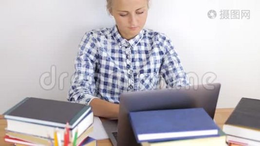 在笔记本电脑上工作的漂亮女孩视频