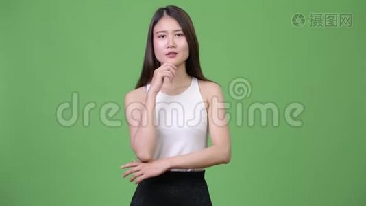 年轻漂亮的亚洲女商人思考视频