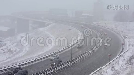 冬天，汽车在雪道上行驶，雪道上的交通，暴风雪视频