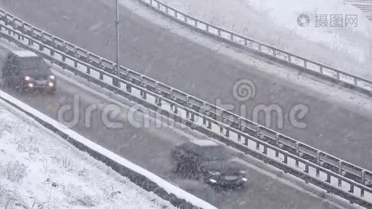 冬天，汽车在雪道上行驶，雪道上的交通，暴风雪视频