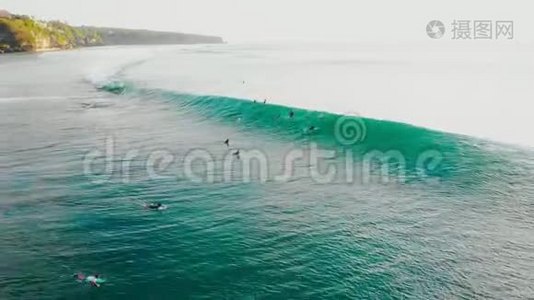 桶状海浪和冲浪者。 空中景观视频