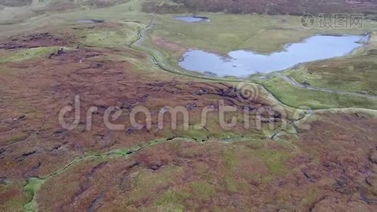 索罗波德占主导地位的斯凯岛兄弟点鲁巴南布拉塞兰的罕见恐龙足迹视频