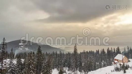 山峰伴雪风吹.. 冬季景观。 寒冷的一天，带着雪。视频