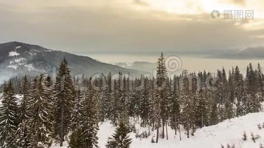 山峰伴雪风吹.. 冬季景观。 寒冷的一天，带着雪。视频