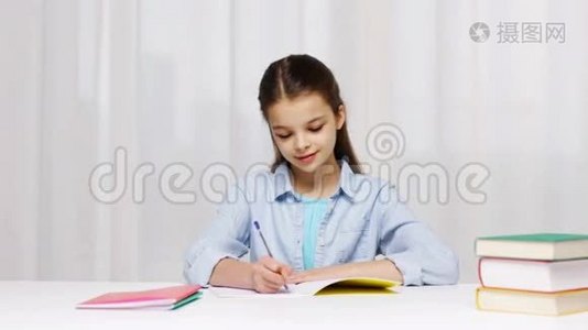 学校女孩写数学任务记事本视频